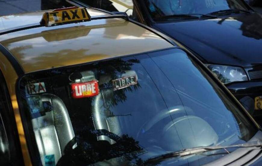 El taxista fue asistido por médicos de una empresa privada. Tenía una herida cortante en la cabeza. Foto de archivo. La Capital.