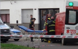 La moto quedó debajo de la traffic y sus ocupantes tendidos sobre el asfalto. Foto: Rubén Lescano