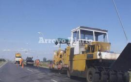 El personal trabajando en el acceso a la autopista.