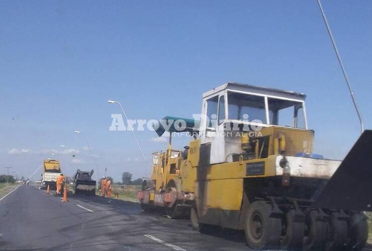 El personal trabajando en el acceso a la autopista.