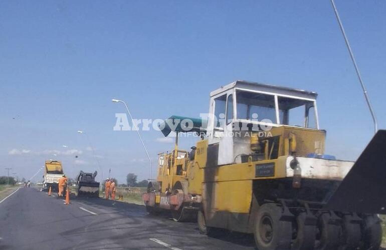 El personal trabajando en el acceso a la autopista.