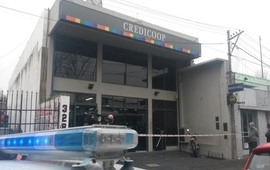 Imagen de Son cinco los polic&iacute;as detenidos por el robo al banco Credicoop