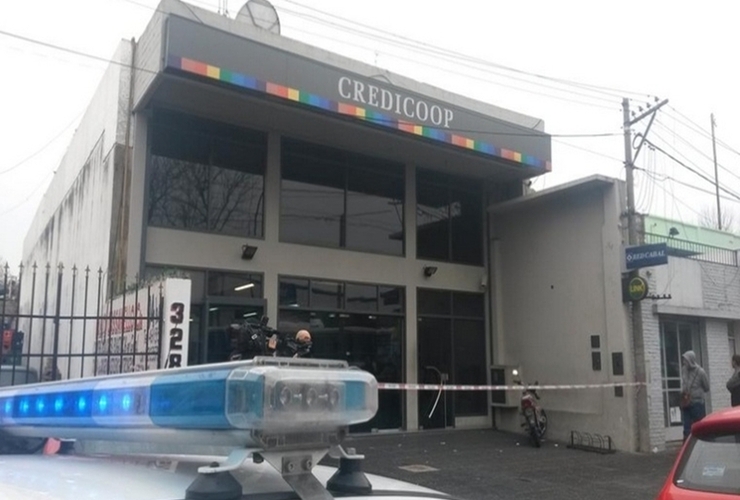 Imagen de Son cinco los policías detenidos por el robo al banco Credicoop