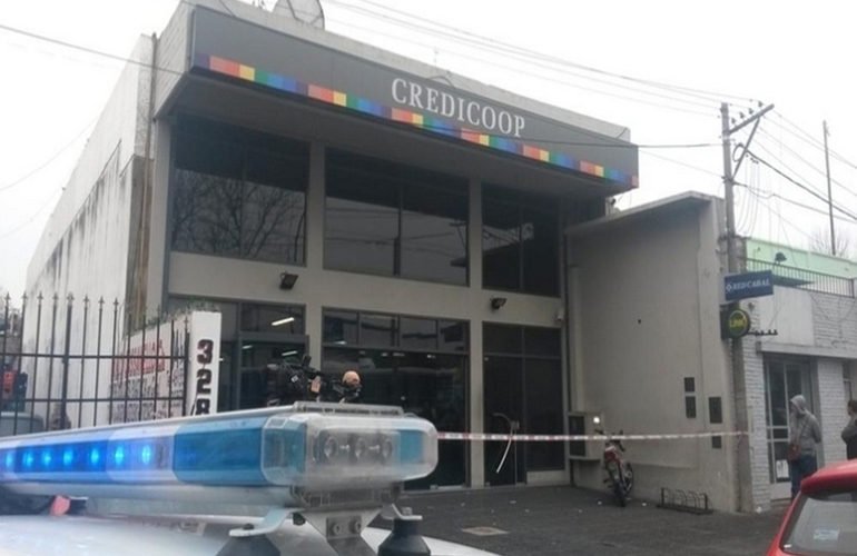 Imagen de Son cinco los policías detenidos por el robo al banco Credicoop