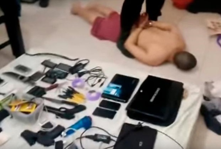 En el piso. J.H.P. fue detenido el mi&eacute;rcoles en Fr&iacute;as, Santiago del Estero.