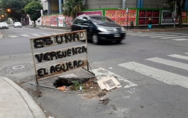 Imagen de Deberán resarcir a motociclista que cayó en un pozo