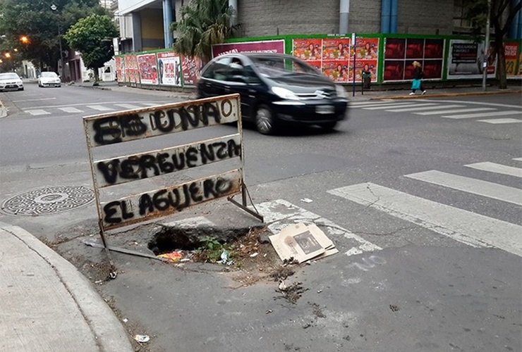 Imagen de Deberán resarcir a motociclista que cayó en un pozo