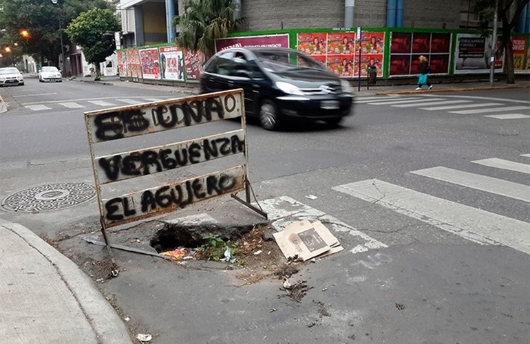 Imagen de Deberán resarcir a motociclista que cayó en un pozo