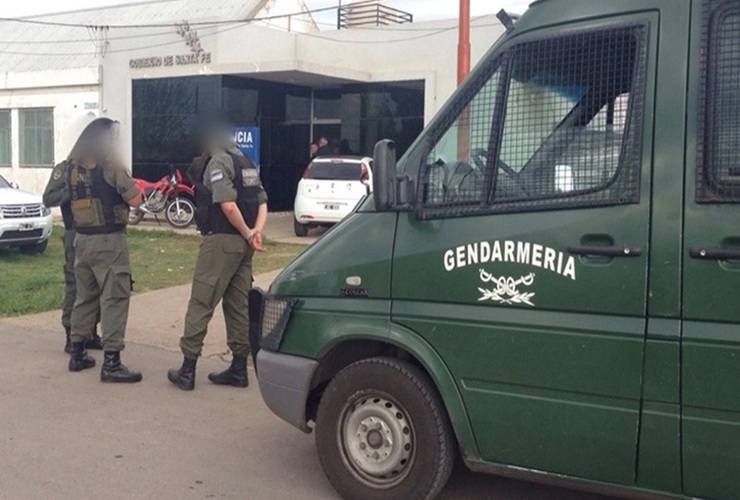 El allanamiento este jueves en la subcomisaría 26 de Villa Gobernador Gálvez. Foto: periodicotodos.com