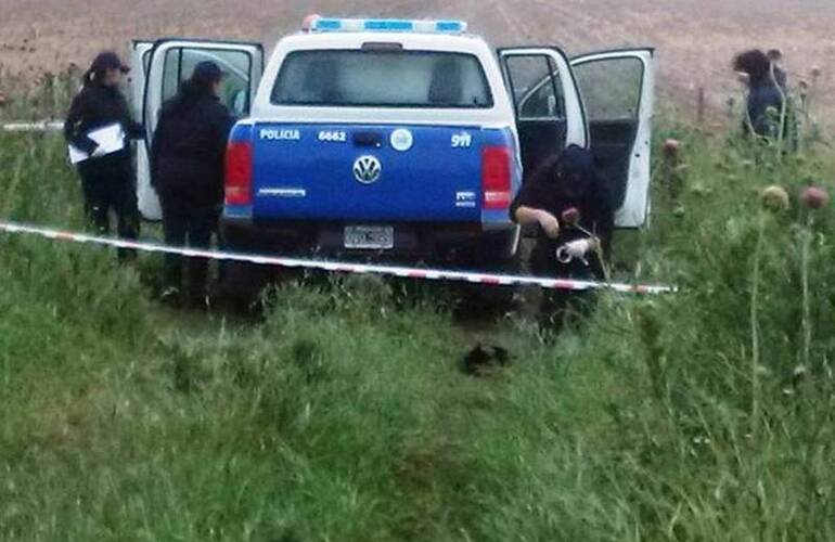 La policía y personal de la Fiscalía trabajaba en el lugar del hecho. Foto: José Pellegrini / Diario Firmat La policía y personal de la Fiscalía trabajaba en el lugar del hecho. Foto: José Pellegrini / Diario Firmat