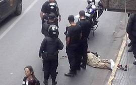 El hombre de unos 50 años quedó tendido en el piso luego de ser golpeado en la cabeza por varias personas. Foto: @ausjprubio