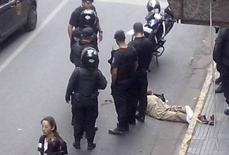 El hombre de unos 50 años quedó tendido en el piso luego de ser golpeado en la cabeza por varias personas. Foto: @ausjprubio