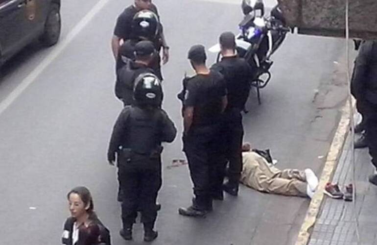 El hombre de unos 50 años quedó tendido en el piso luego de ser golpeado en la cabeza por varias personas. Foto: @ausjprubio