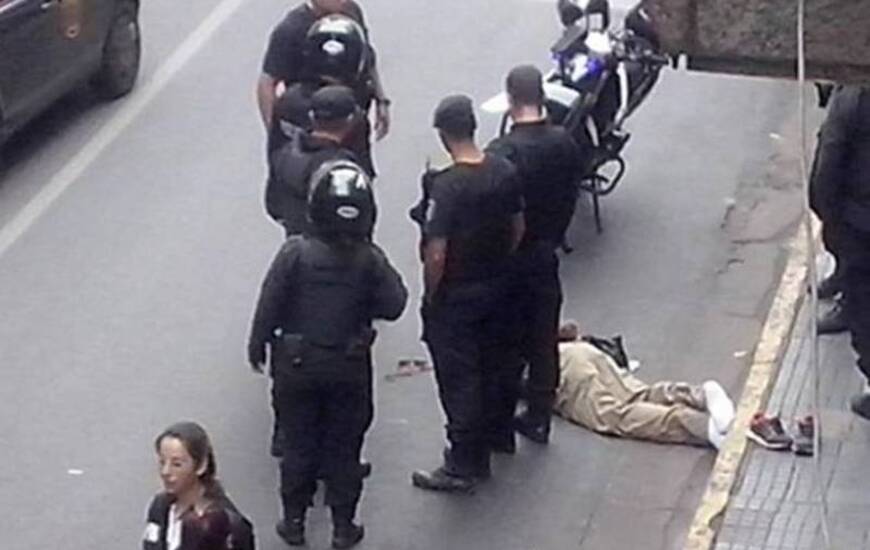 El hombre de unos 50 años quedó tendido en el piso luego de ser golpeado en la cabeza por varias personas. Foto: @ausjprubio