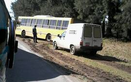 Imagen de Por Ruta 21: colectivo de pasajeros termin&oacute; en la banquina