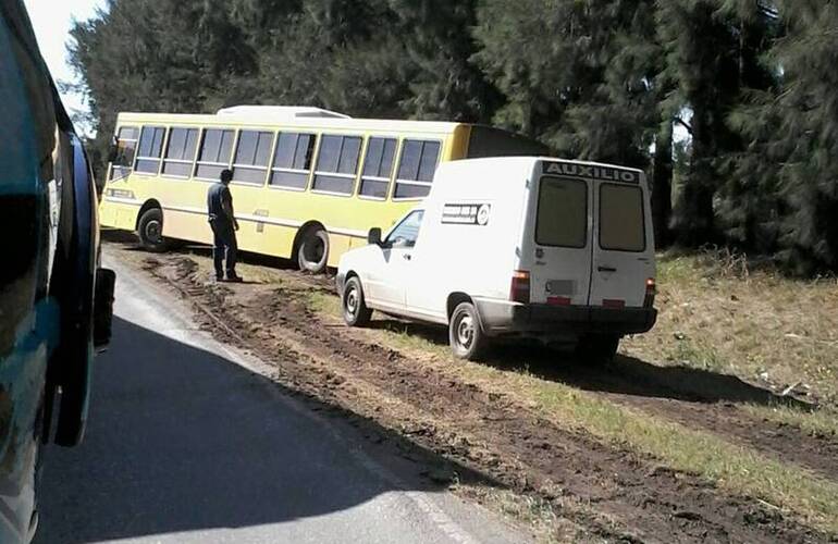 Imagen de Por Ruta 21: colectivo de pasajeros terminó en la banquina