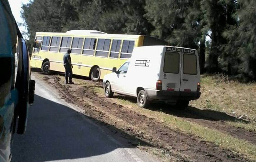 Imagen de Por Ruta 21: colectivo de pasajeros terminó en la banquina