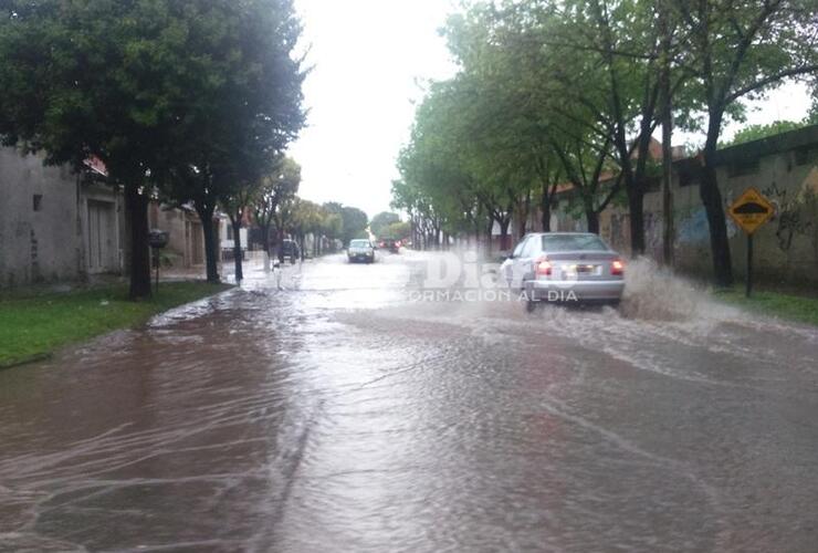 Así estaba calle Rivadavia esta mañana luego del chaparrón. Foto: Maximiliano Pascual