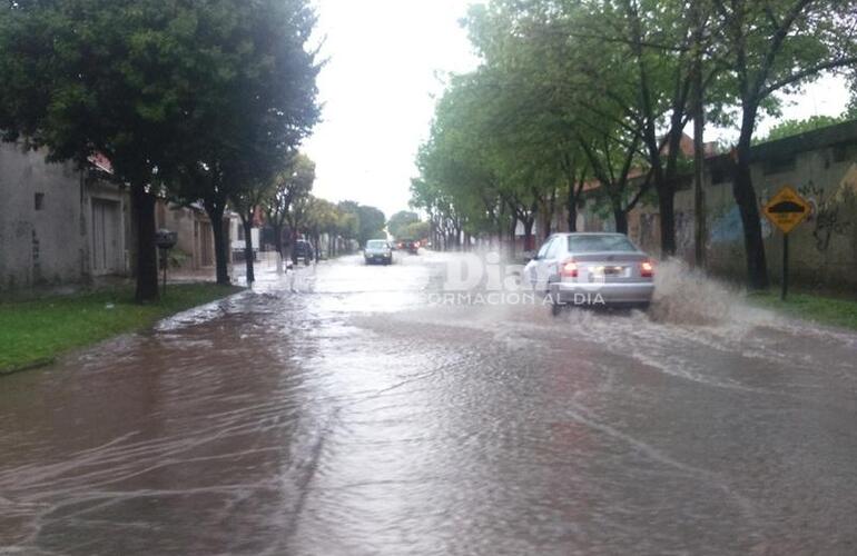 Así estaba calle Rivadavia esta mañana luego del chaparrón. Foto: Maximiliano Pascual