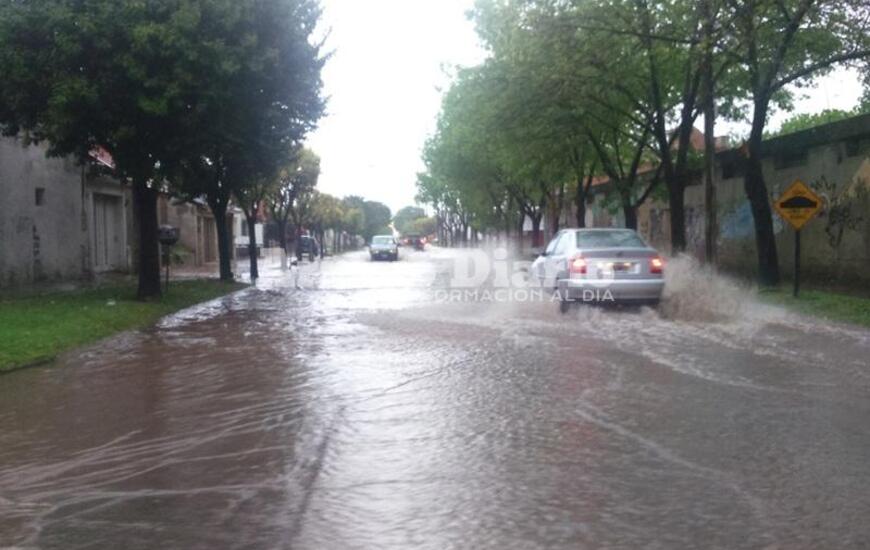 Así estaba calle Rivadavia esta mañana luego del chaparrón. Foto: Maximiliano Pascual