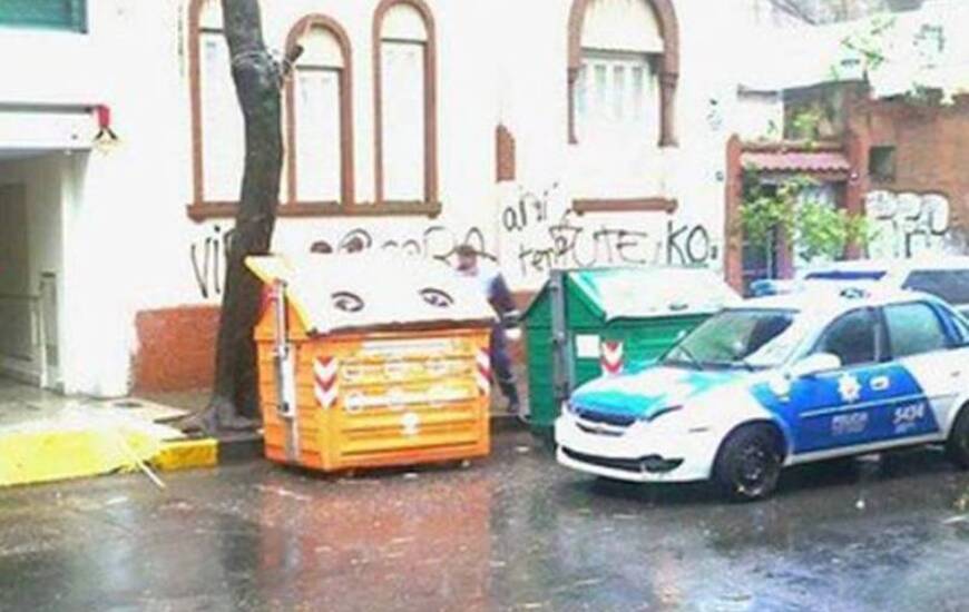 Imagen de El cadáver de un hombre fue hallado en un contenedor de basura en pleno centro de Rosario
