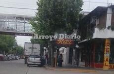 Imagen de Un camión arrancó el semáforo de calle San Martín