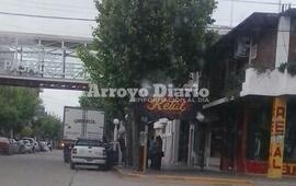 Imagen de Un camión arrancó el semáforo de calle San Martín