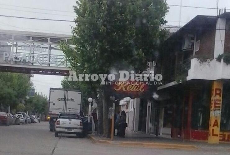 Imagen de Un camión arrancó el semáforo de calle San Martín