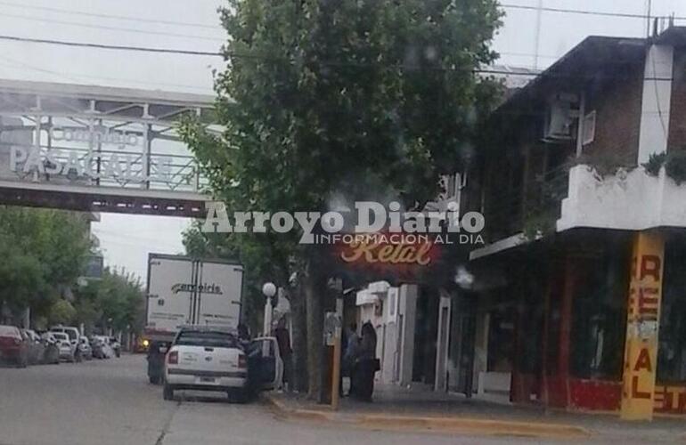Imagen de Un camión arrancó el semáforo de calle San Martín