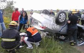 Imagen de Tres personas heridas tras el vuelco de un auto