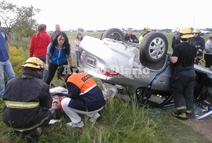 Imagen de Tres personas heridas tras el vuelco de un auto