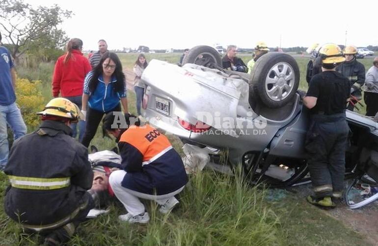 Imagen de Tres personas heridas tras el vuelco de un auto