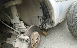 Imagen de Camino al Puerto: Rompi&oacute; su auto por esquivar un pozo