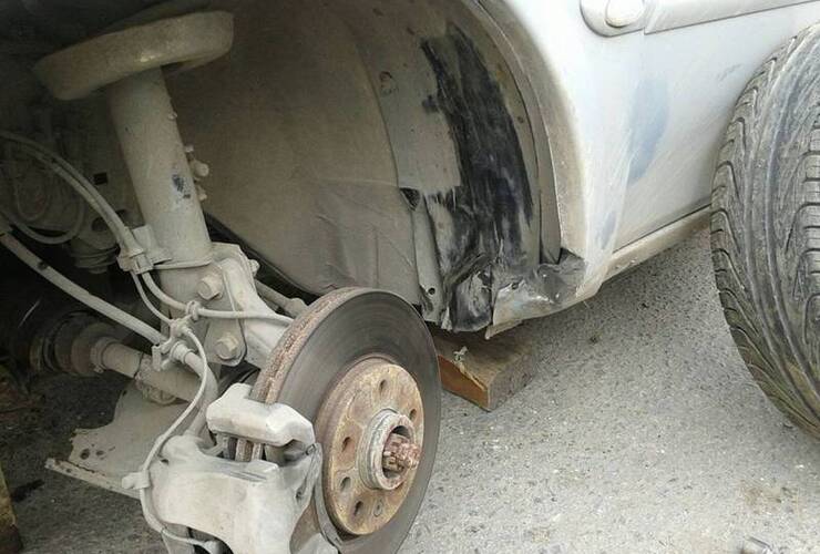 Imagen de Camino al Puerto: Rompió su auto por esquivar un pozo
