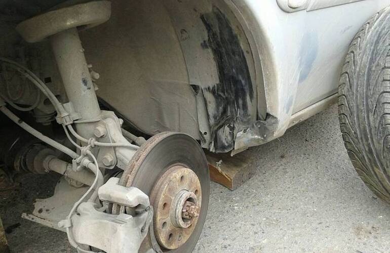 Imagen de Camino al Puerto: Rompió su auto por esquivar un pozo