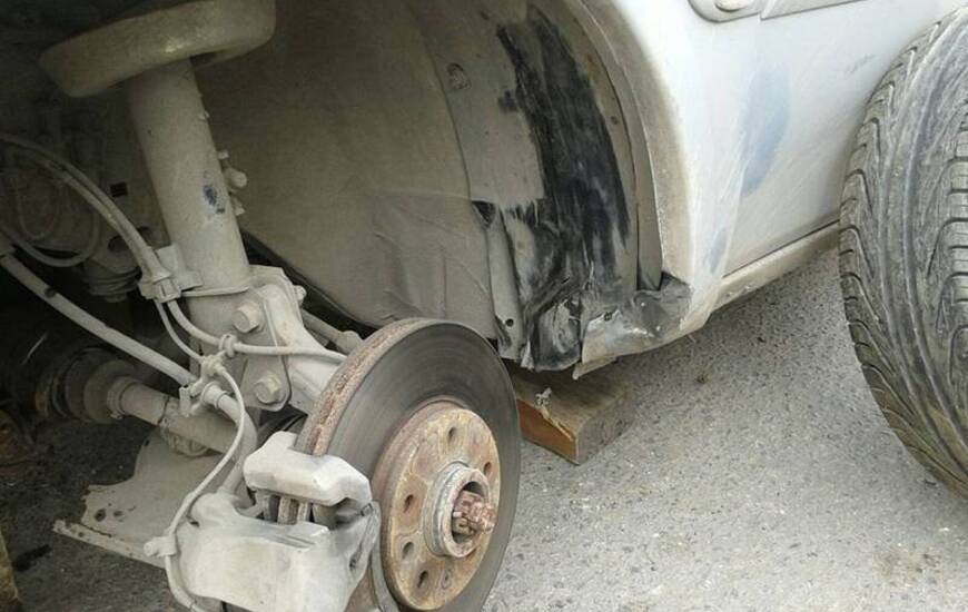 Imagen de Camino al Puerto: Rompió su auto por esquivar un pozo
