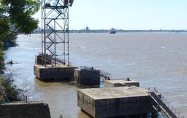 El cadáver fue hallado entre los pilotes cerca de los silos Davis. Foto: Angel Amaya