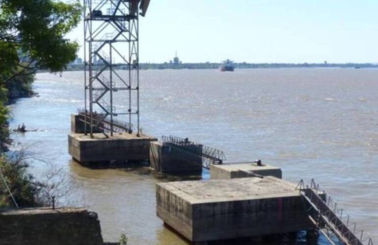 El cad&aacute;ver fue hallado entre los pilotes cerca de los silos Davis. Foto: Angel Amaya