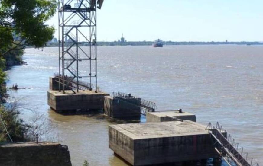 El cad&aacute;ver fue hallado entre los pilotes cerca de los silos Davis. Foto: Angel Amaya