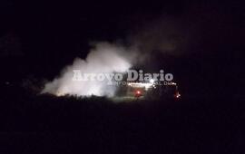 Una dotación trabajaba en el lugar para sofocar el fuego.