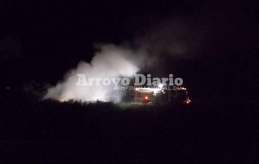 Una dotación trabajaba en el lugar para sofocar el fuego.