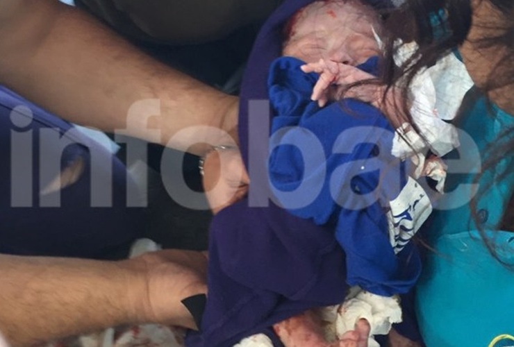 La beba que apareció el domingo abandonada en el baño de una estación de servicio del barrio de Mataderos, se recupera en el hospital Santojanni sin dificultades