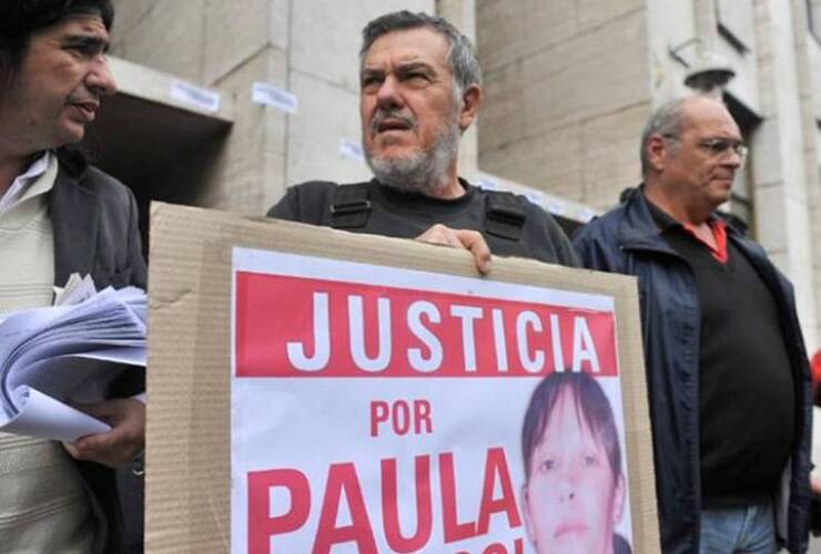 Alberto Perassi, el padre de Paula, en una de las tantas marchas a Tribunales pidiendo justicia.