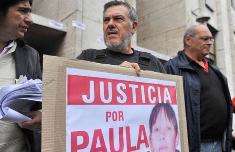 Alberto Perassi, el padre de Paula, en una de las tantas marchas a Tribunales pidiendo justicia.