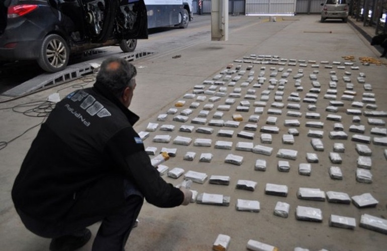 Imagen de Secuestraron 145 kilos de marihuana en un auto de alta gama