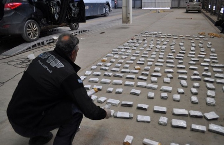 Imagen de Secuestraron 145 kilos de marihuana en un auto de alta gama