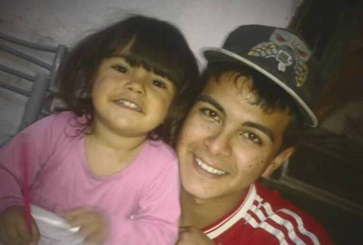 Lucas junto a su pequeña hija, la foto fue tomada antes del accidente.