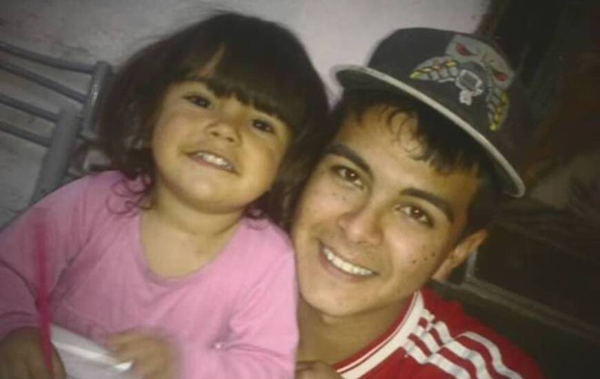 Lucas junto a su peque&ntilde;a hija, la foto fue tomada antes del accidente.