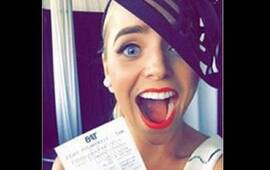 Imagen de Perdi&oacute; un premio millonario por publicar una selfie en Facebook con el billete ganador