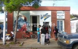 Desde antes de las 8 de la mañana ya había vecinos esperando conseguir su turno.